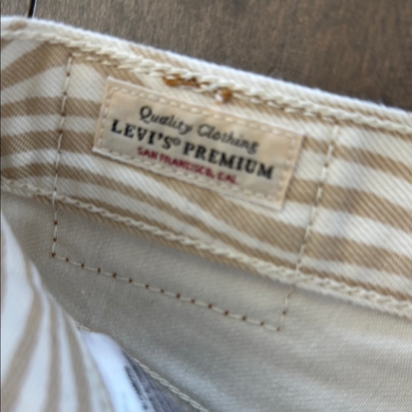 Levi’s Beige and White Patterned Jeans NWOT - Picture 3 of 5